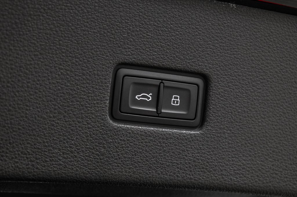 2023 Audi Q8 PROGRESSIV DRIVER ASSIST PKG in Laval, Quebec - 12 - w1024h768px