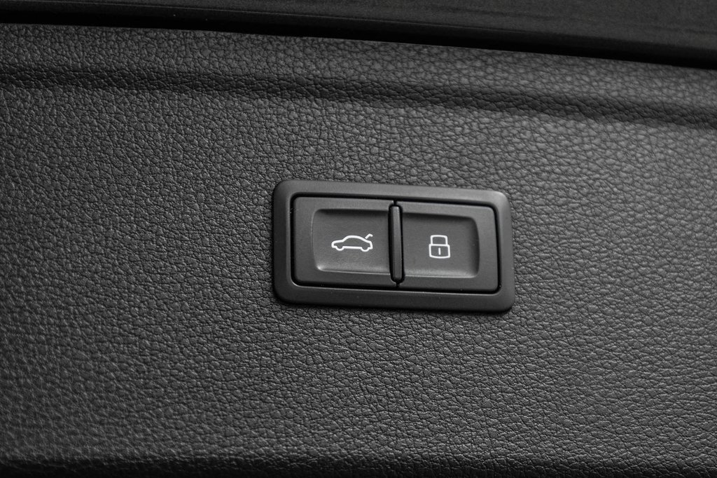 Audi SQ5 PROGRESSIV BLACK PKG CARBON MIRROR 21 PCS 2023 à Laval, Québec - 11 - w1024h768px