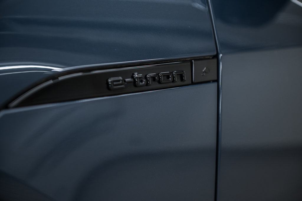 2024 Audi SQ8 e-tron in Laval, Quebec - 7 - w1024h768px