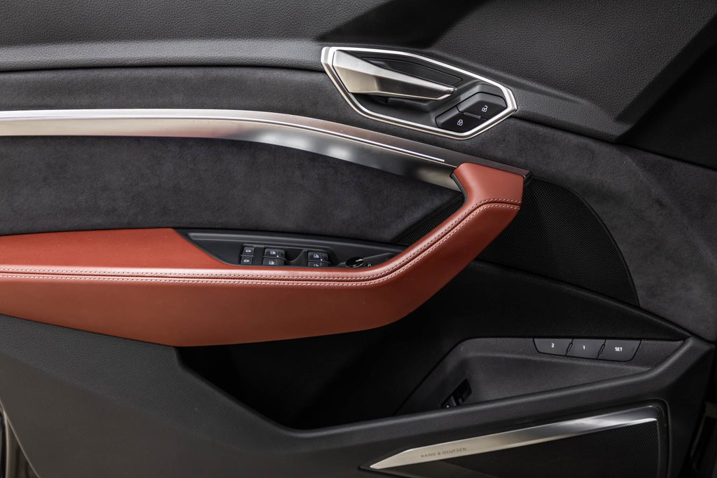 Audi SQ8 e-tron BLACK OPTIC TECH PKG PREMIUM PKG 22 PCS 2024 à Laval, Québec - 12 - w1024h768px