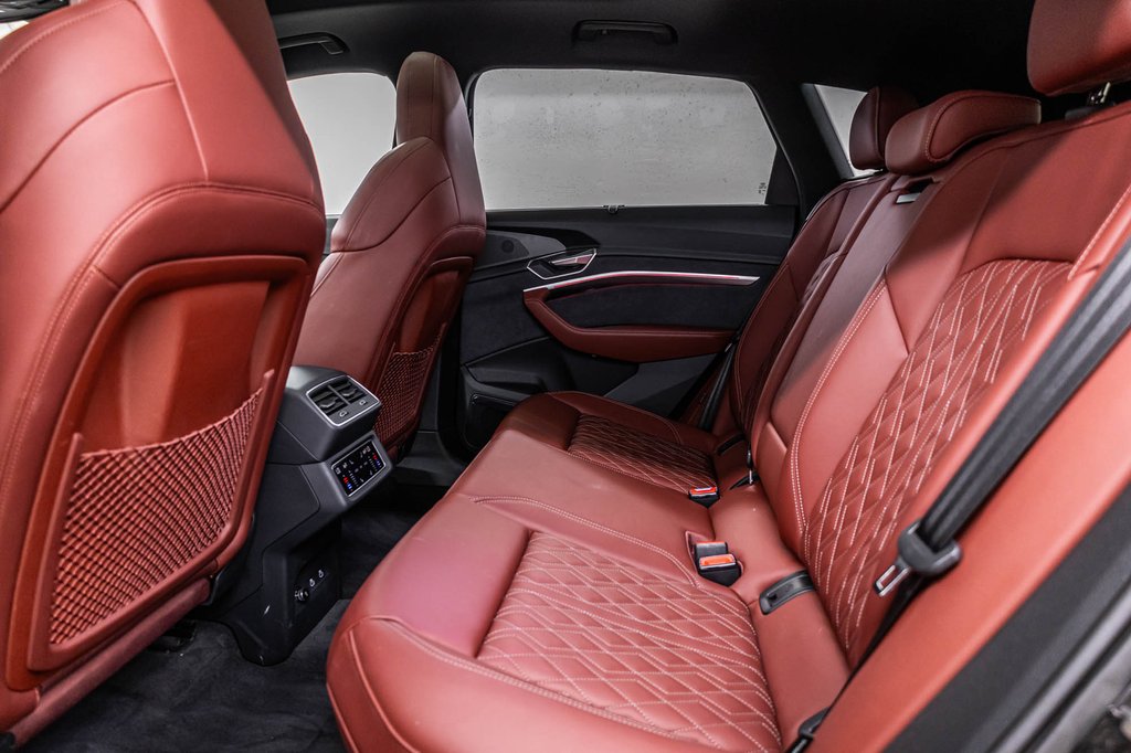 Audi SQ8 e-tron BLACK OPTIC TECH PKG PREMIUM PKG 22 PCS 2024 à Laval, Québec - 32 - w1024h768px