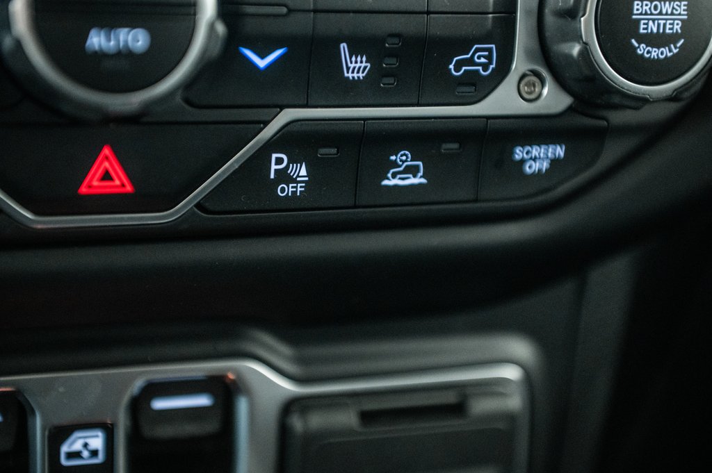 2023 Jeep Wrangler 4xe High Altitude | Ensemble Eclair | 20 pcs | 8 pneus in Laval, Quebec - 28 - w1024h768px