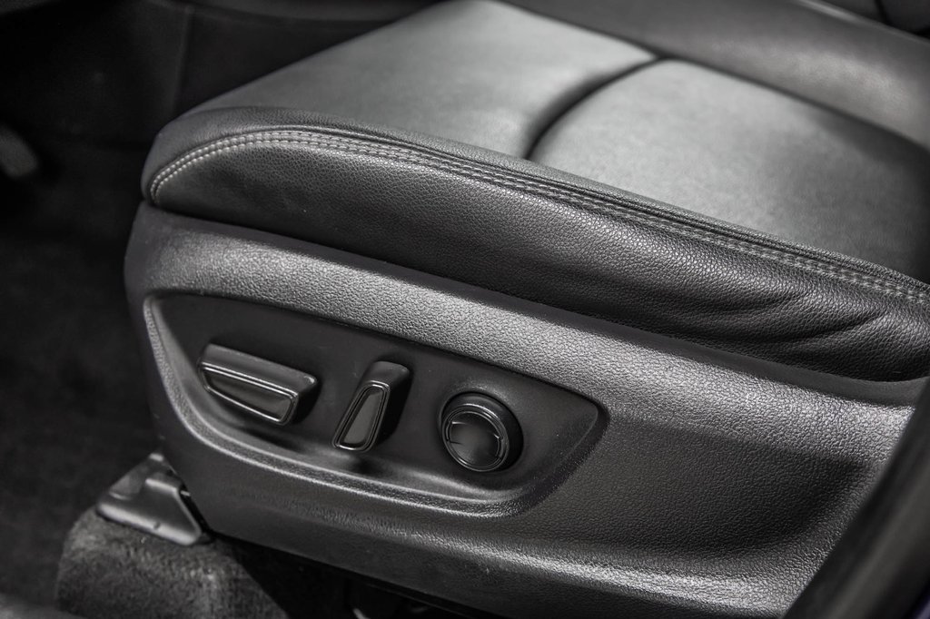 2022 Toyota COROLLA CROSS XLE TOIT CUIR in Laval, Quebec - 14 - w1024h768px