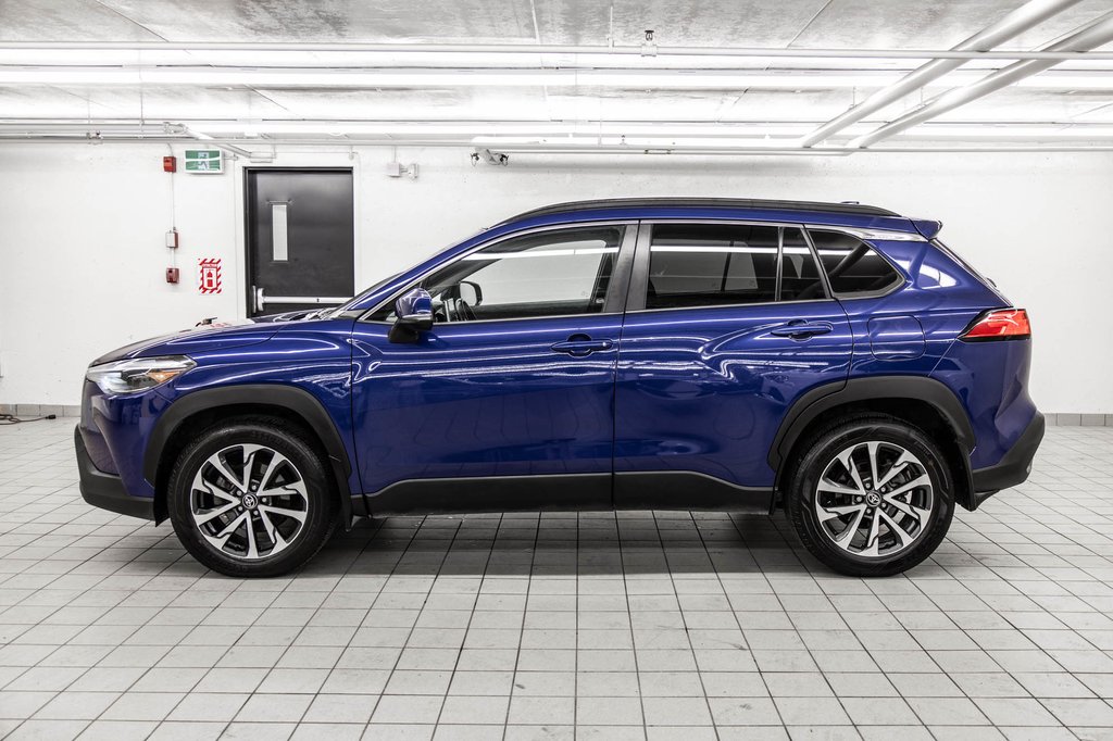 2022 Toyota COROLLA CROSS XLE TOIT CUIR in Laval, Quebec - 3 - w1024h768px