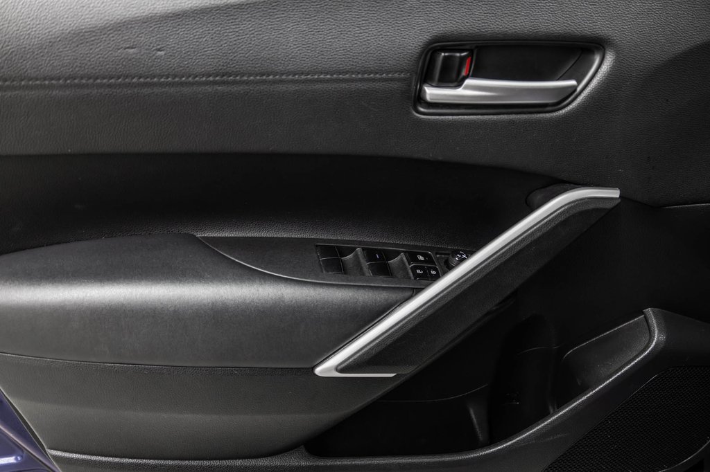 2022 Toyota COROLLA CROSS XLE TOIT CUIR in Laval, Quebec - 13 - w1024h768px