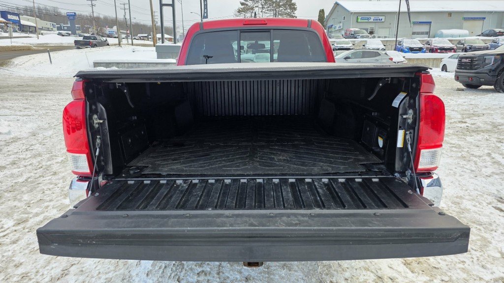 2017 Toyota TACOMA in Mont-Laurier, Quebec - 12 - w1024h768px