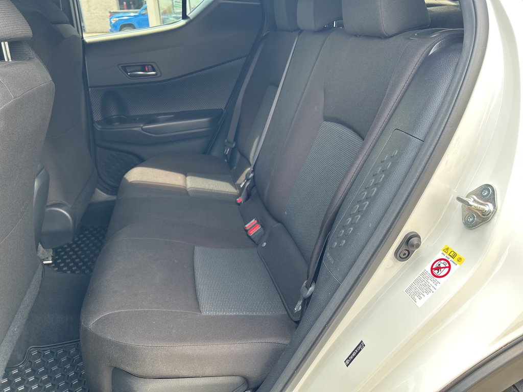 2019 Toyota C-HR XLE PREMIUM FWD in Niagara Falls, Ontario - 12 - w1024h768px