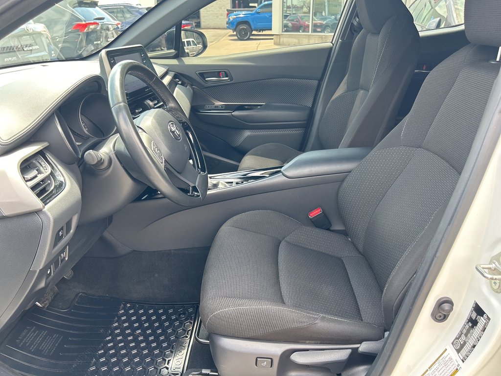 2019 Toyota C-HR XLE PREMIUM FWD in Niagara Falls, Ontario - 11 - w1024h768px
