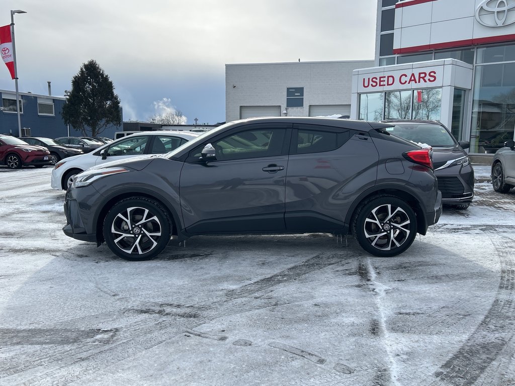 2022 Toyota C-HR XLE in Niagara Falls, Ontario - 2 - w1024h768px