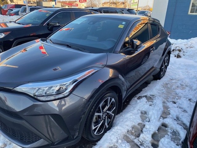 2022 Toyota C-HR XLE in Niagara Falls, Ontario - 2 - w1024h768px