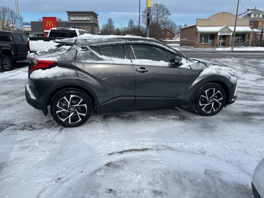 2022 Toyota C-HR XLE in Niagara Falls, Ontario - 6 - w1024h768px