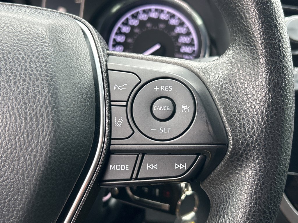 2020 Toyota Camry LE in Niagara Falls, Ontario - 14 - w1024h768px