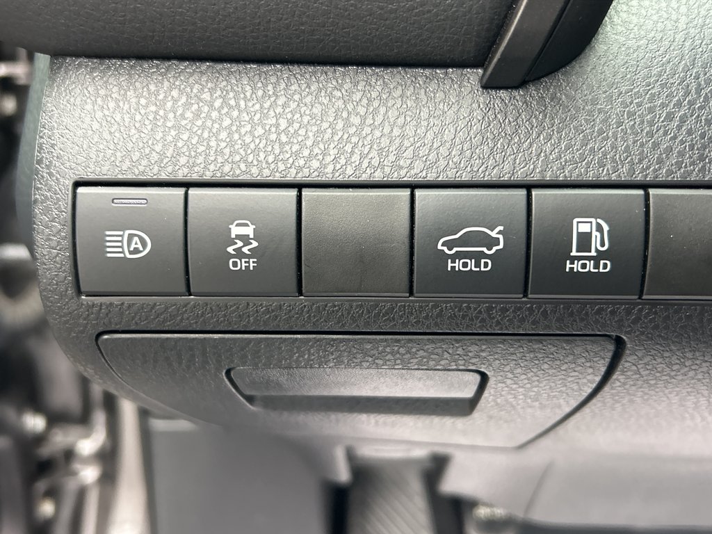 2020 Toyota Camry LE in Niagara Falls, Ontario - 12 - w1024h768px