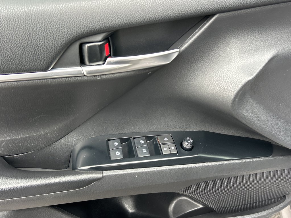 2020 Toyota Camry LE in Niagara Falls, Ontario - 8 - w1024h768px