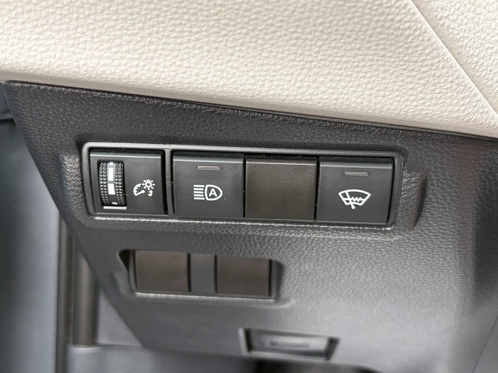 2022 Toyota Corolla Cross L in Niagara Falls, Ontario - 13 - w1024h768px