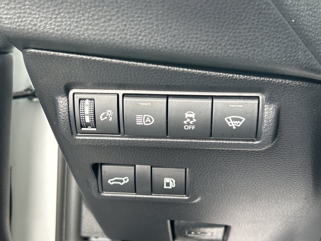 2023 Toyota Corolla Cross Hybrid XSE in Niagara Falls, Ontario - 15 - w1024h768px