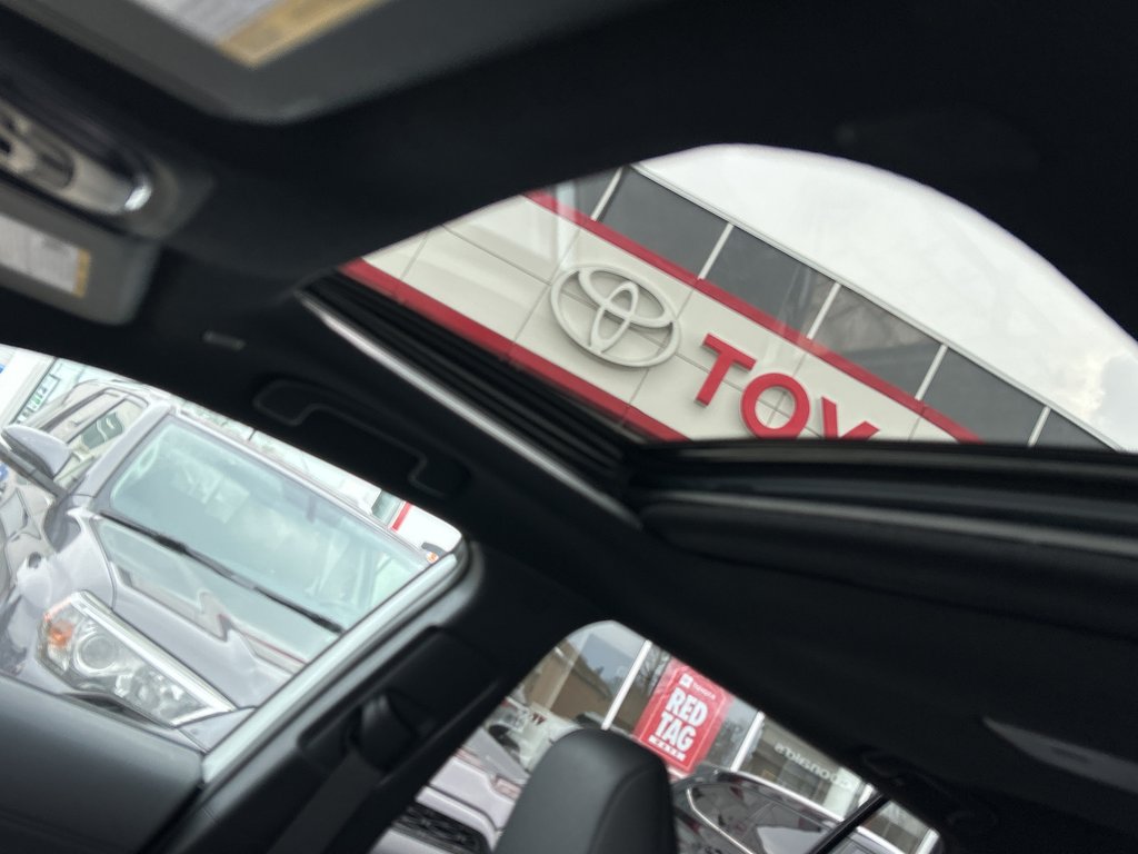 2023 Toyota Corolla Cross Hybrid XSE in Niagara Falls, Ontario - 10 - w1024h768px