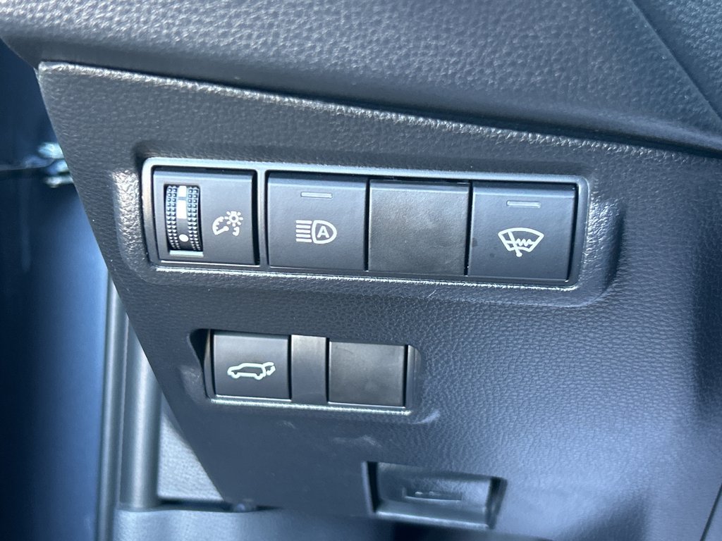2023 Toyota Corolla Cross XLE in Niagara Falls, Ontario - 12 - w1024h768px