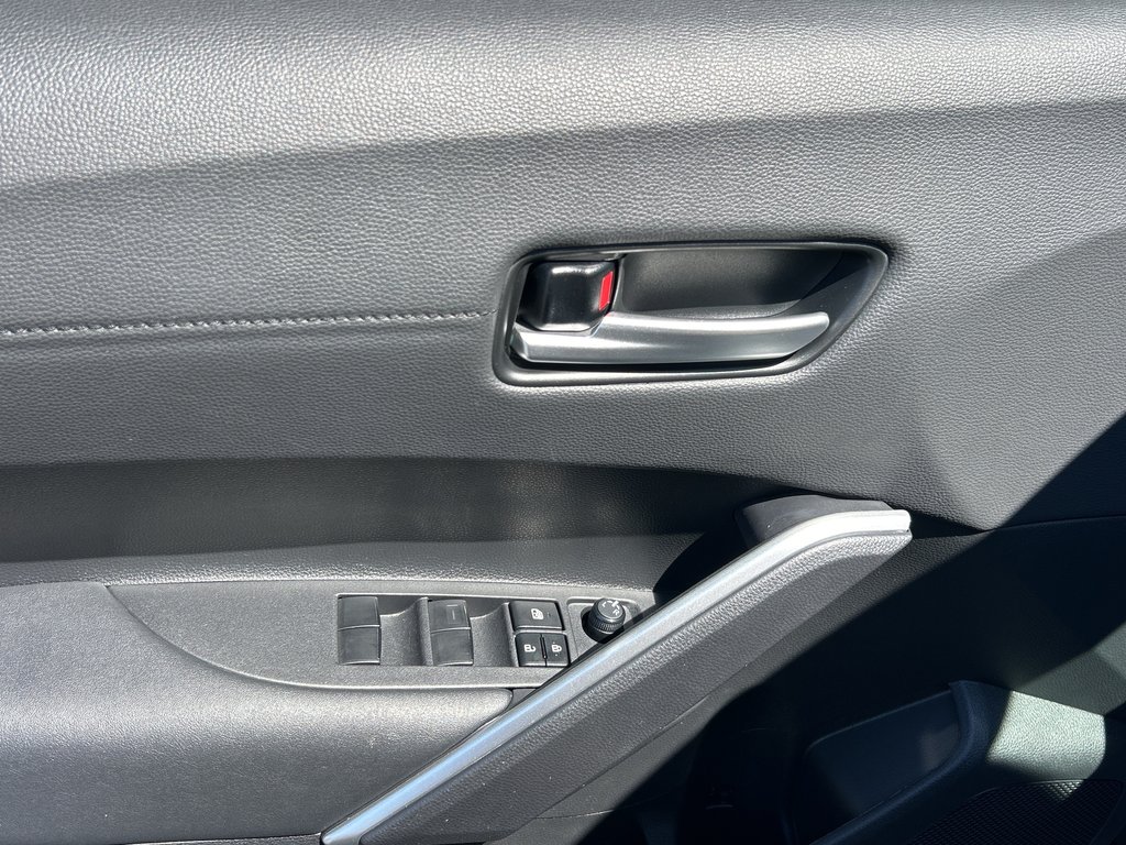 2023 Toyota Corolla Cross XLE in Niagara Falls, Ontario - 8 - w1024h768px
