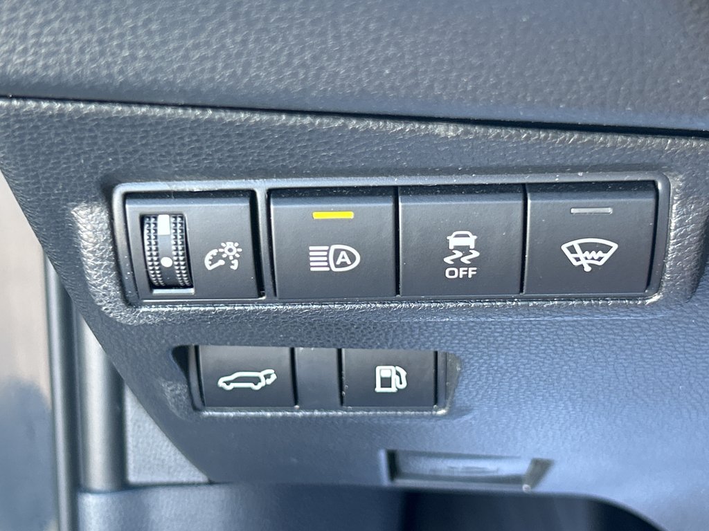 2024 Toyota COROLLA CROSS Hybrid XSE in Niagara Falls, Ontario - 13 - w1024h768px