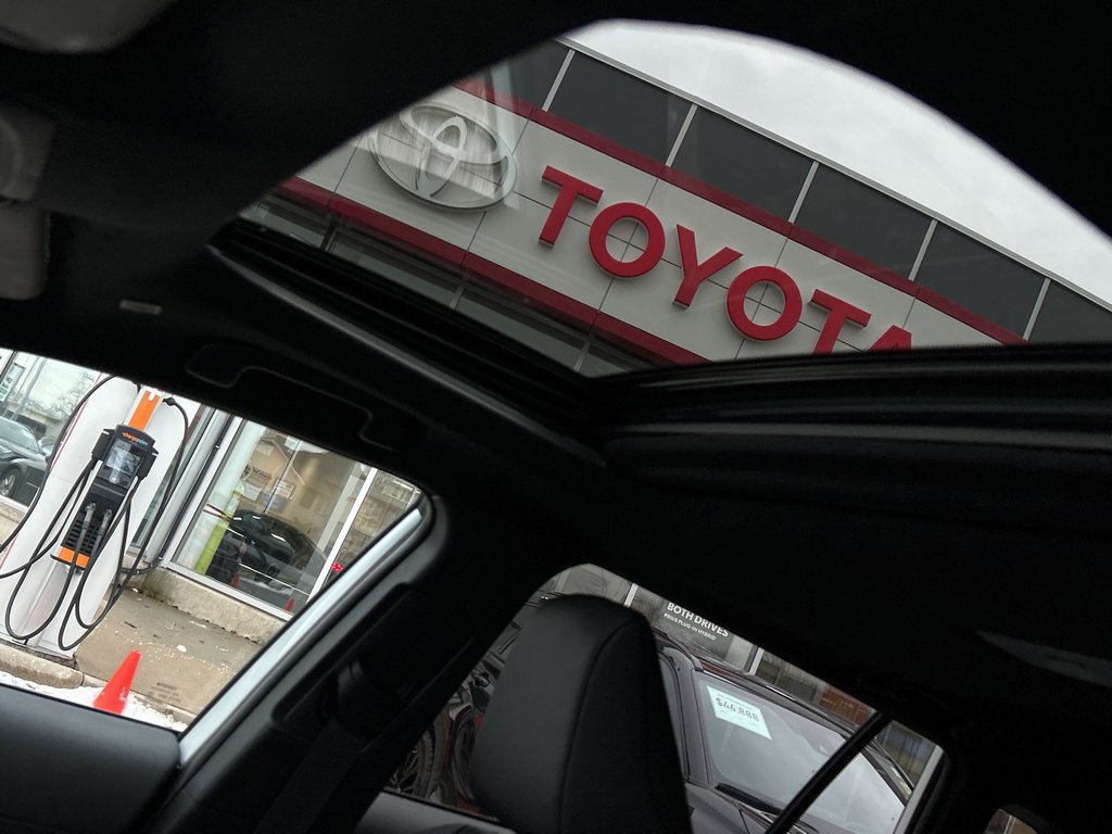 2024 Toyota Corolla Cross Hybrid XSE in Niagara Falls, Ontario - 22 - w1024h768px