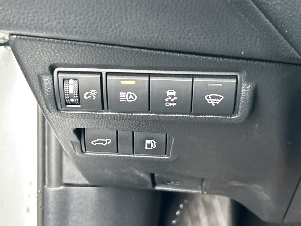 2024 Toyota Corolla Cross Hybrid XSE in Niagara Falls, Ontario - 13 - w1024h768px