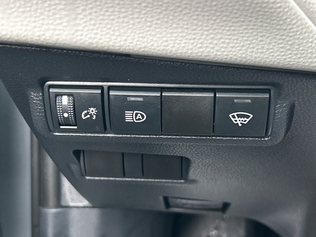 2024 Toyota Corolla Cross L in Niagara Falls, Ontario - 16 - w1024h768px