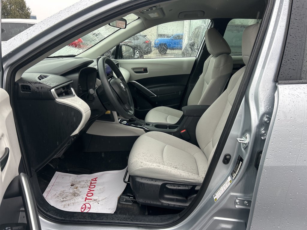 2024 Toyota Corolla Cross L in Niagara Falls, Ontario - 10 - w1024h768px
