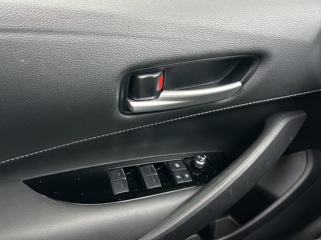 2021 Toyota Corolla Hatchback 4DR HB CVT in Niagara Falls, Ontario - 9 - w1024h768px