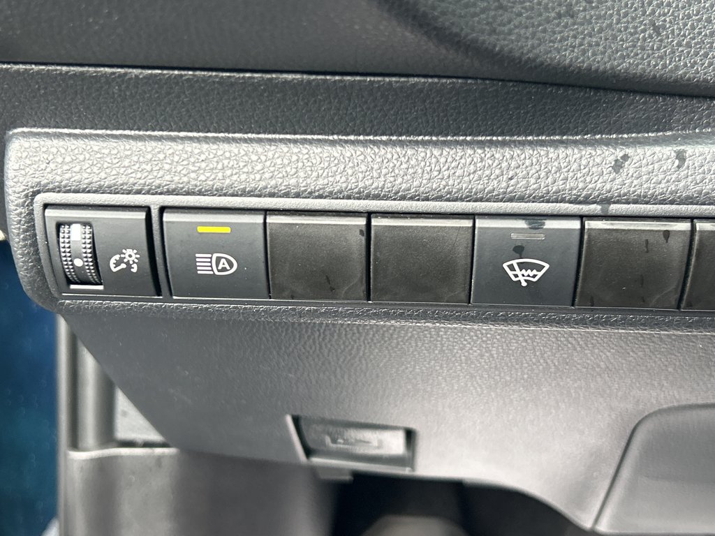 2021 Toyota Corolla LE in Niagara Falls, Ontario - 13 - w1024h768px