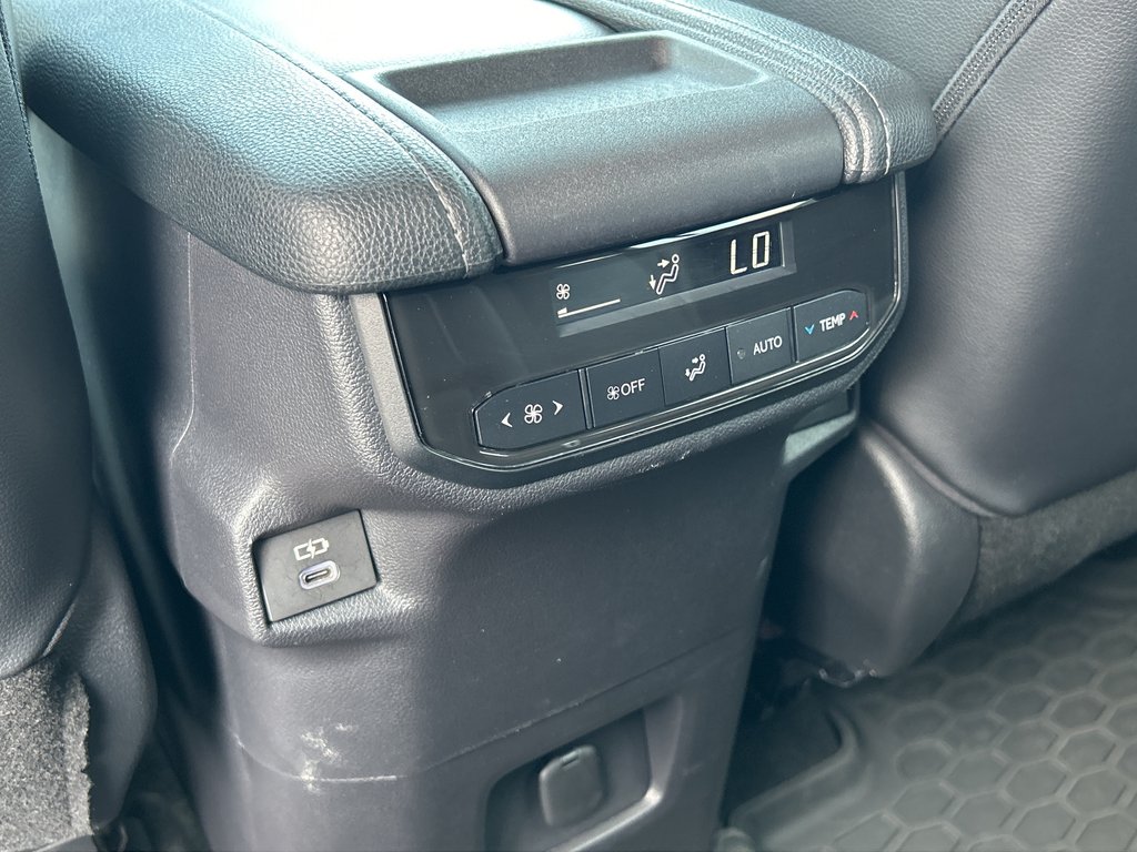 2024 Toyota Grand Highlander XLE in Niagara Falls, Ontario - 17 - w1024h768px