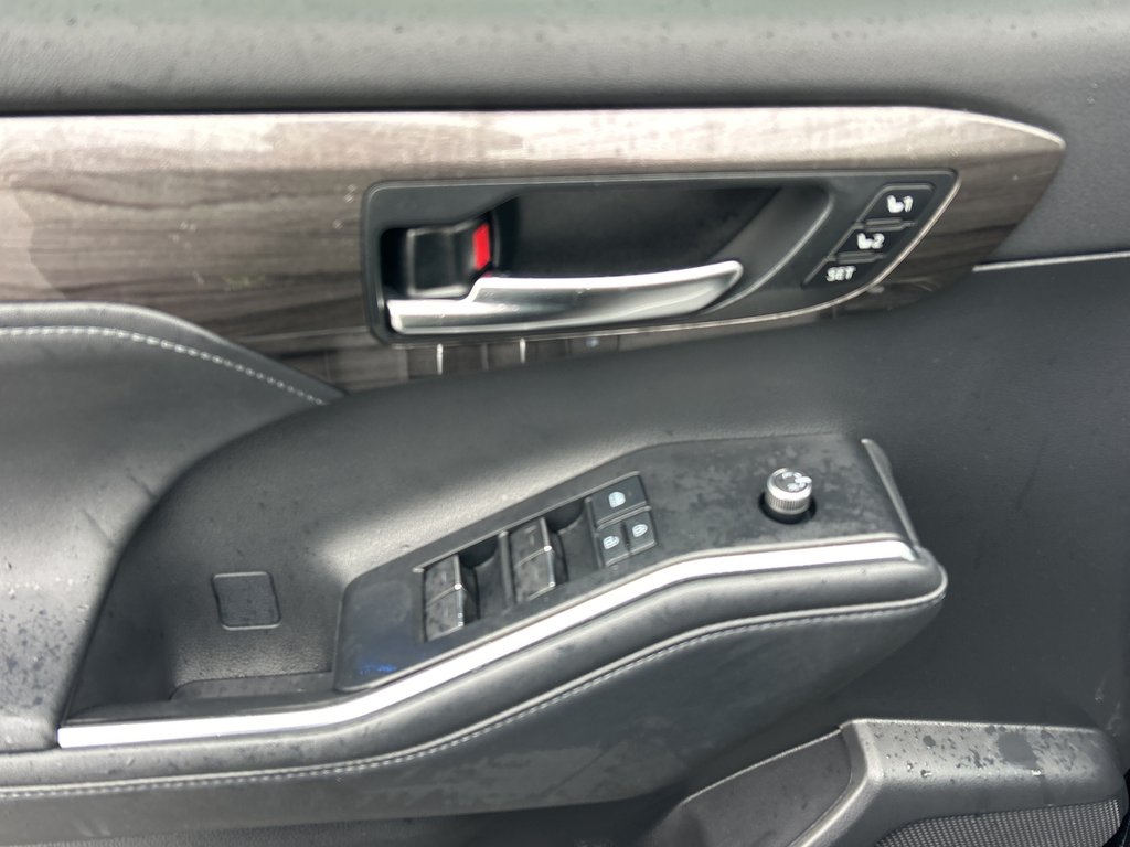 2021 Toyota Highlander Limited in Niagara Falls, Ontario - 9 - w1024h768px