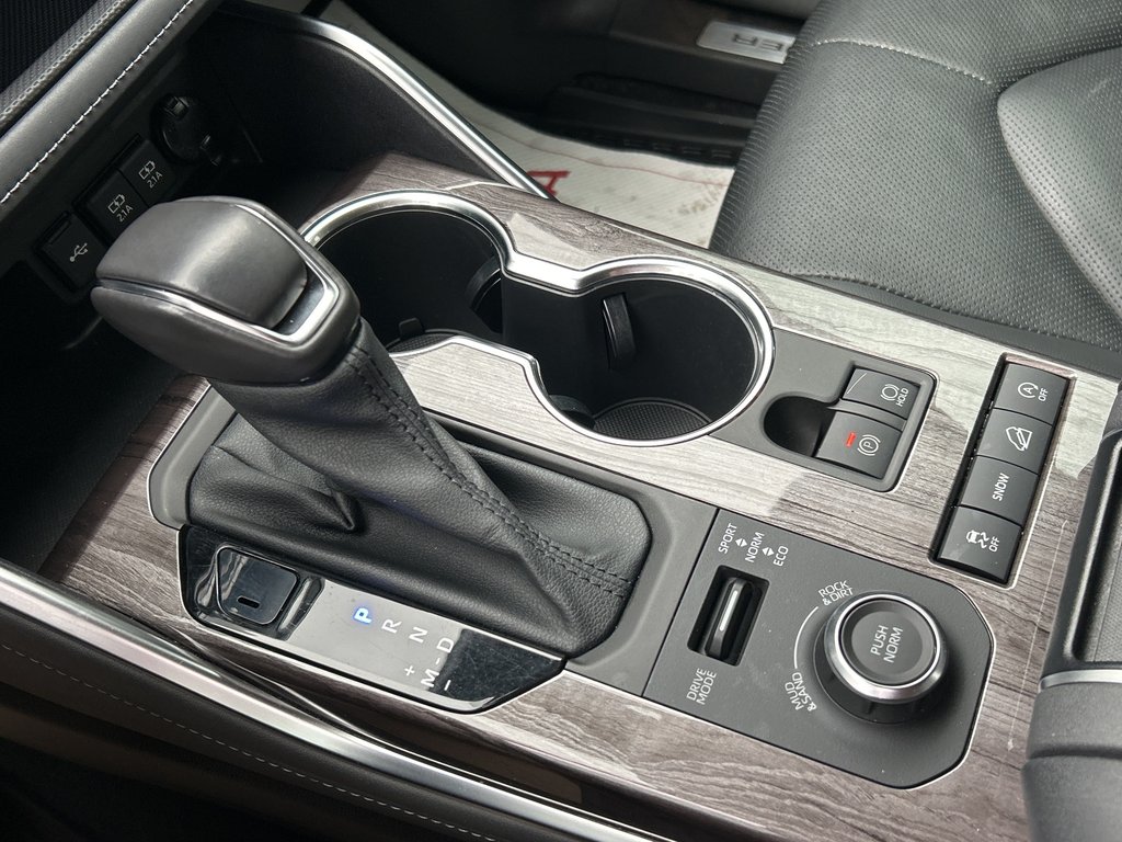 2021 Toyota Highlander Limited in Niagara Falls, Ontario - 14 - w1024h768px