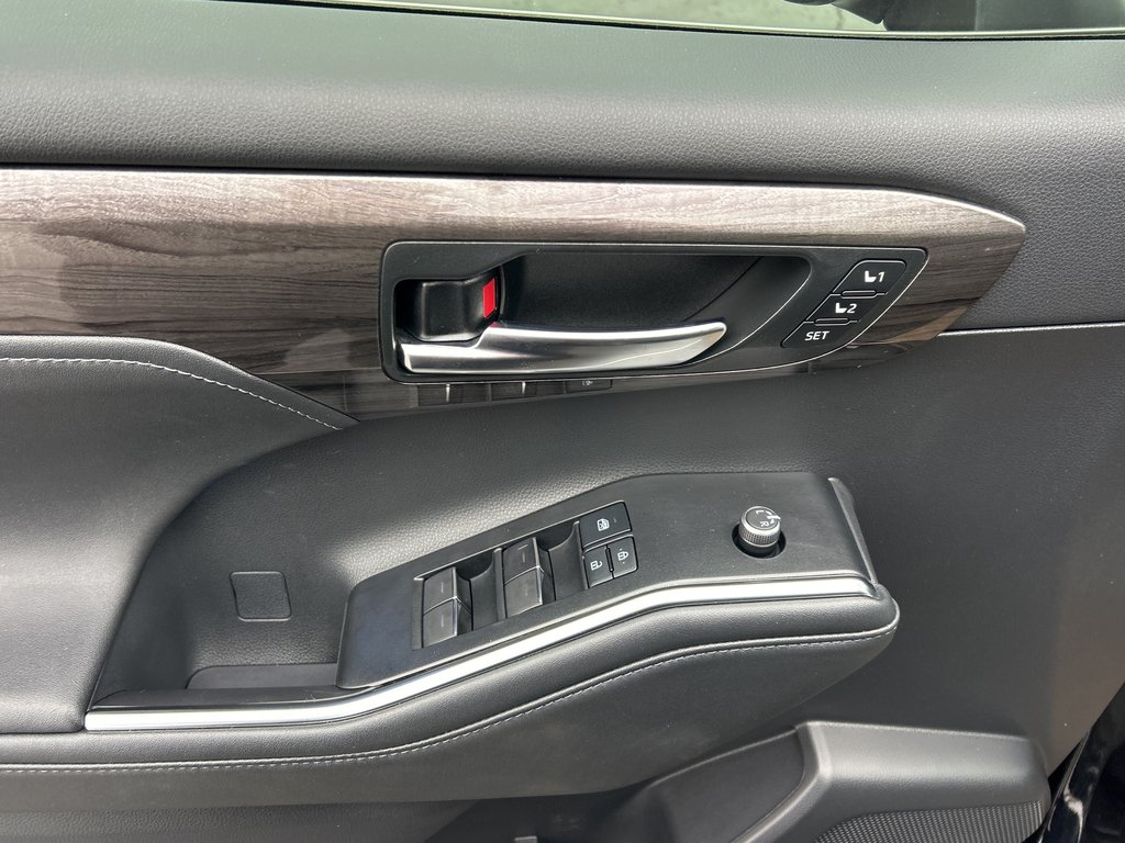 2021 Toyota Highlander Limited in Niagara Falls, Ontario - 8 - w1024h768px