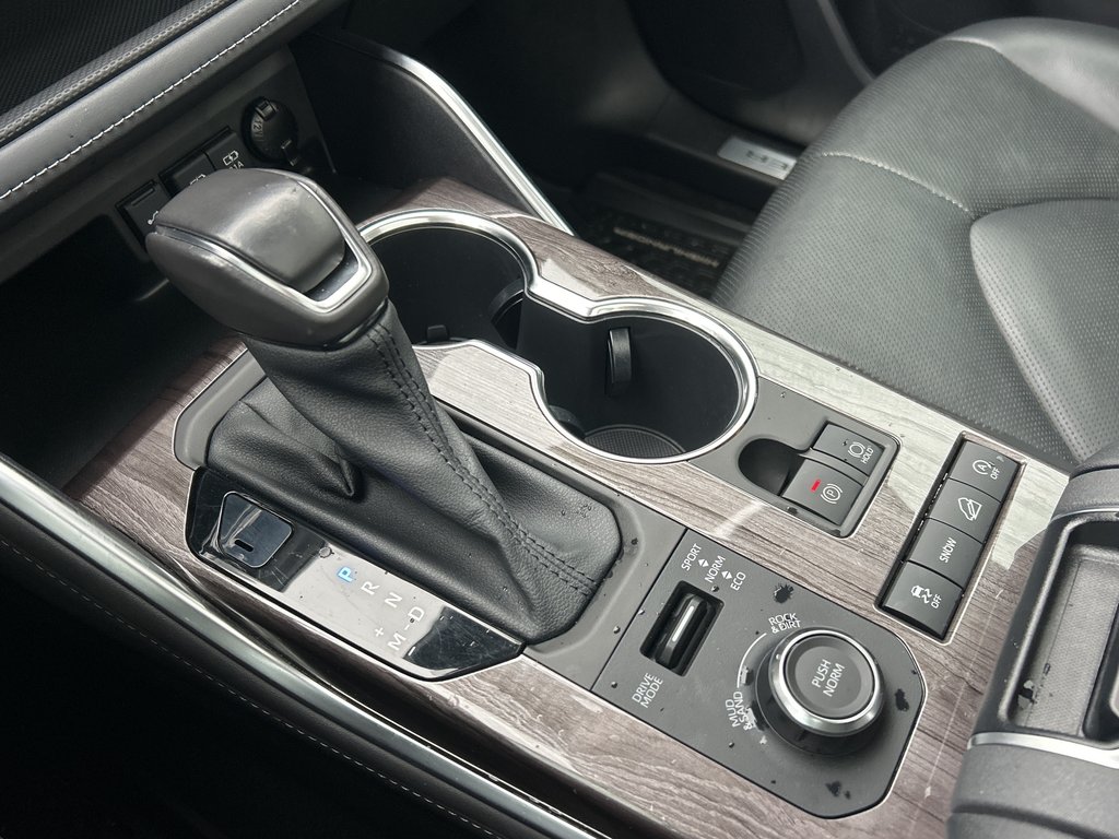 2021 Toyota Highlander Limited in Niagara Falls, Ontario - 17 - w1024h768px