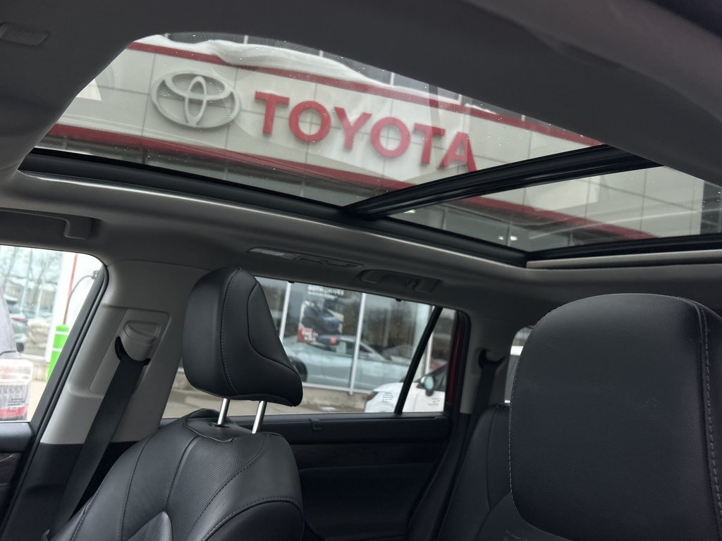 2021 Toyota Highlander Limited in Niagara Falls, Ontario - 10 - w1024h768px
