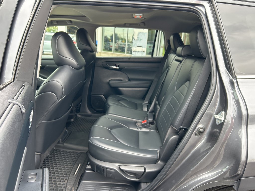 2022 Toyota Highlander XLE in Niagara Falls, Ontario - 13 - w1024h768px