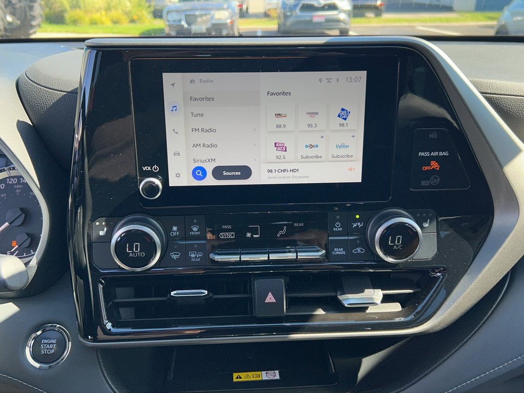 2023 Toyota Highlander XLE in Niagara Falls, Ontario - 18 - w1024h768px