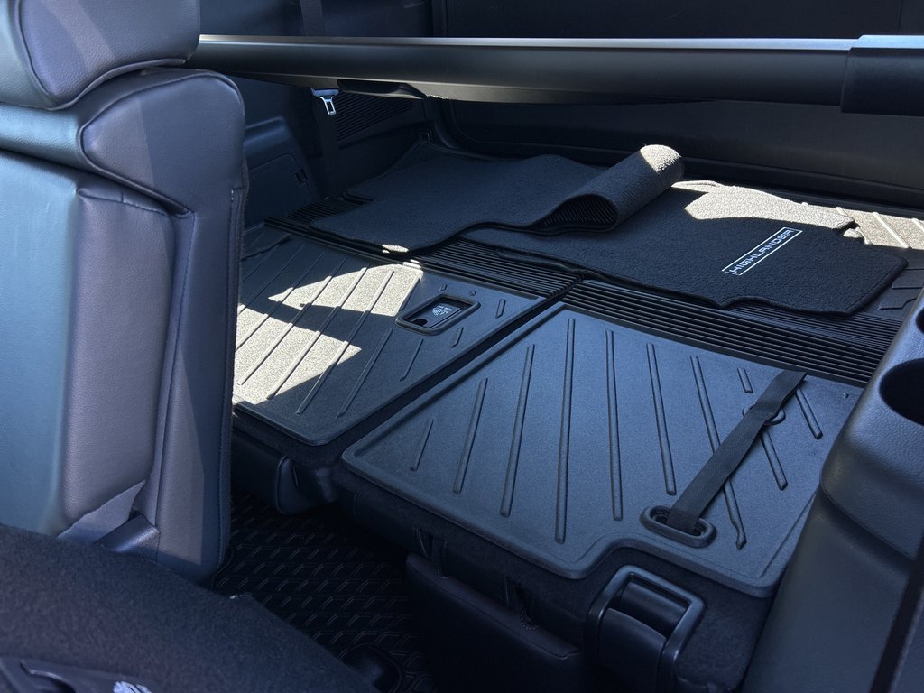 2023 Toyota Highlander XLE in Niagara Falls, Ontario - 13 - w1024h768px