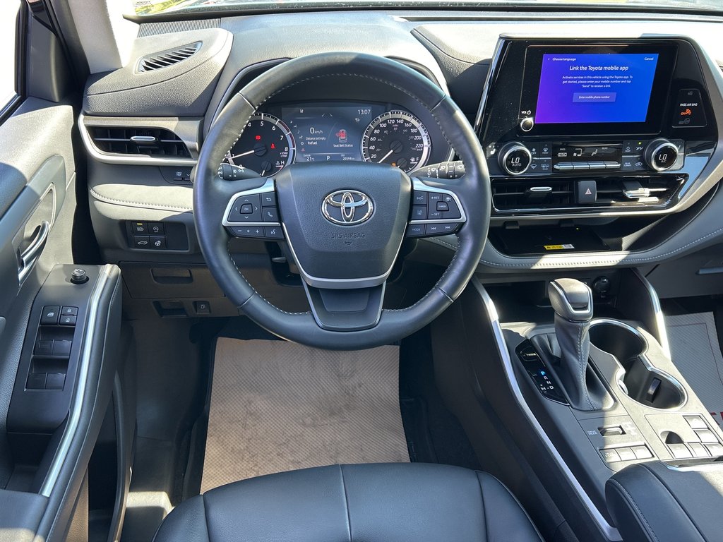2023 Toyota Highlander XLE in Niagara Falls, Ontario - 10 - w1024h768px