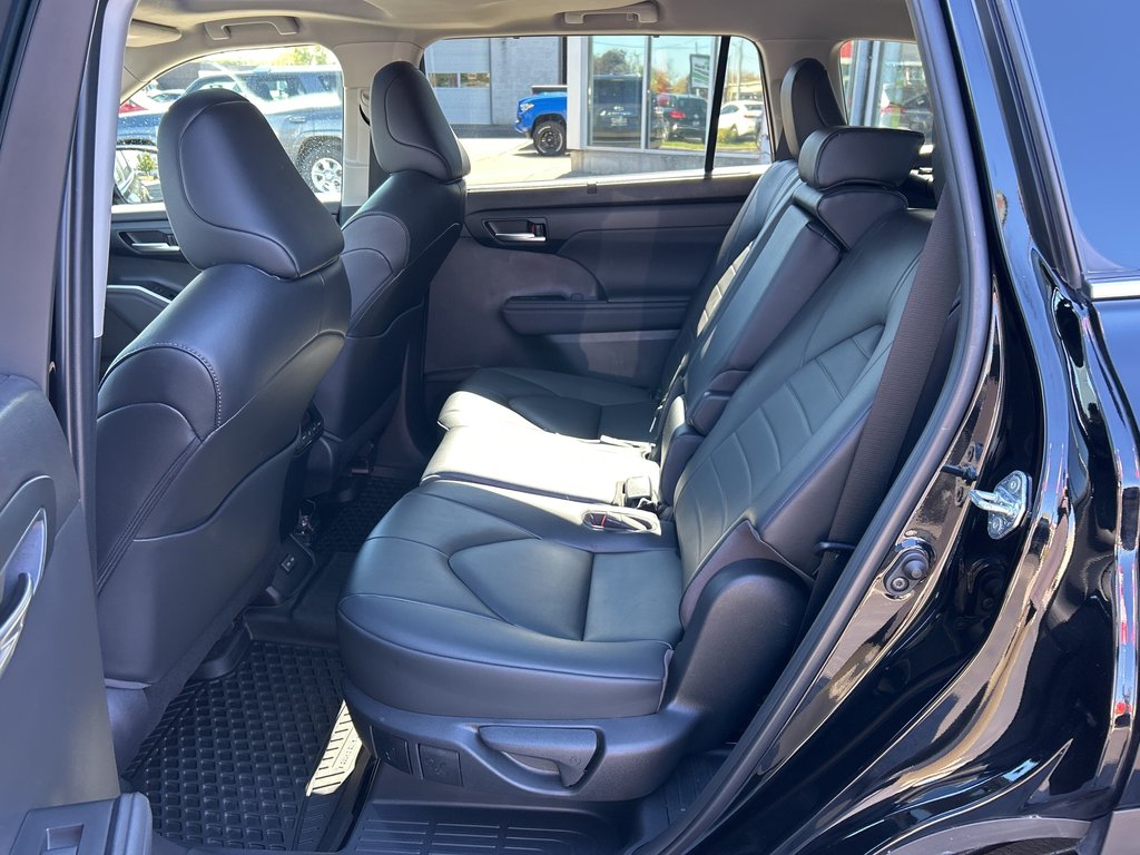 2023 Toyota Highlander XLE in Niagara Falls, Ontario - 12 - w1024h768px