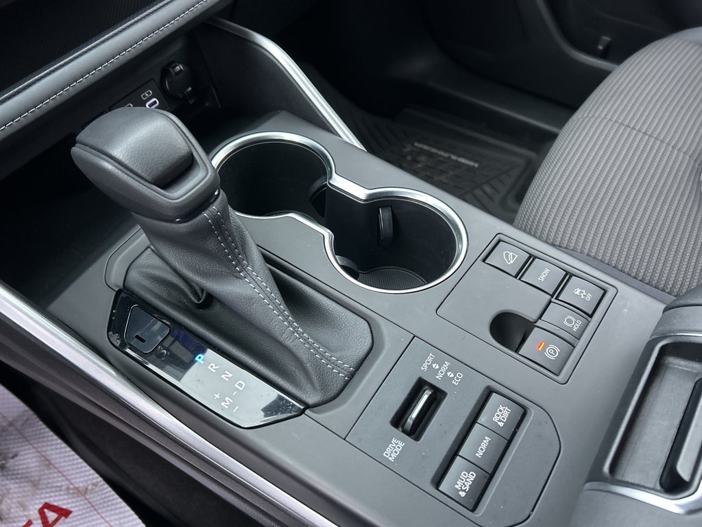 2023 Toyota Highlander LE in Niagara Falls, Ontario - 14 - w1024h768px