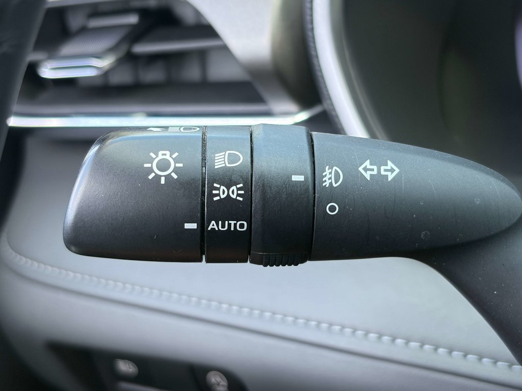 2023 Toyota Highlander Limited in Niagara Falls, Ontario - 18 - w1024h768px