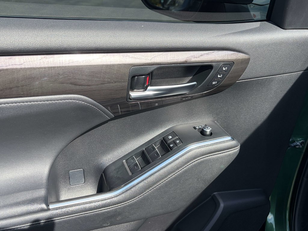 2023 Toyota Highlander Limited in Niagara Falls, Ontario - 7 - w1024h768px