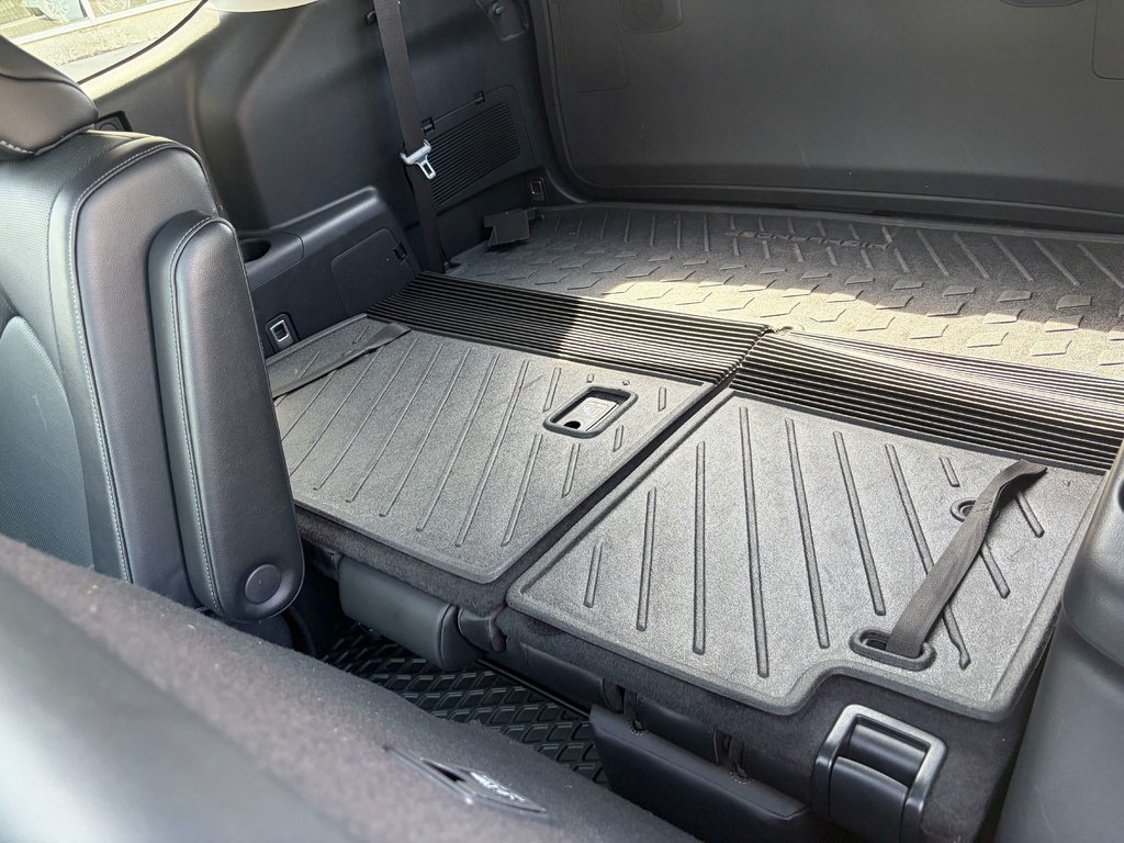 2023 Toyota Highlander Limited in Niagara Falls, Ontario - 10 - w1024h768px