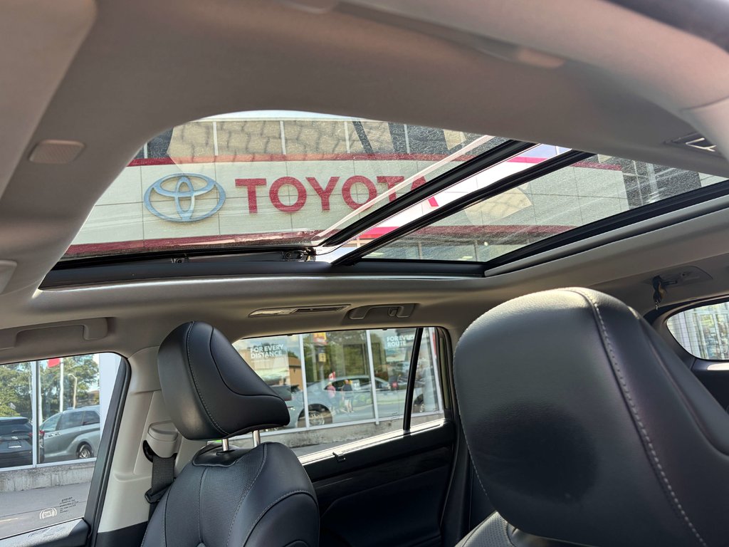 2023 Toyota Highlander Limited in Niagara Falls, Ontario - 8 - w1024h768px