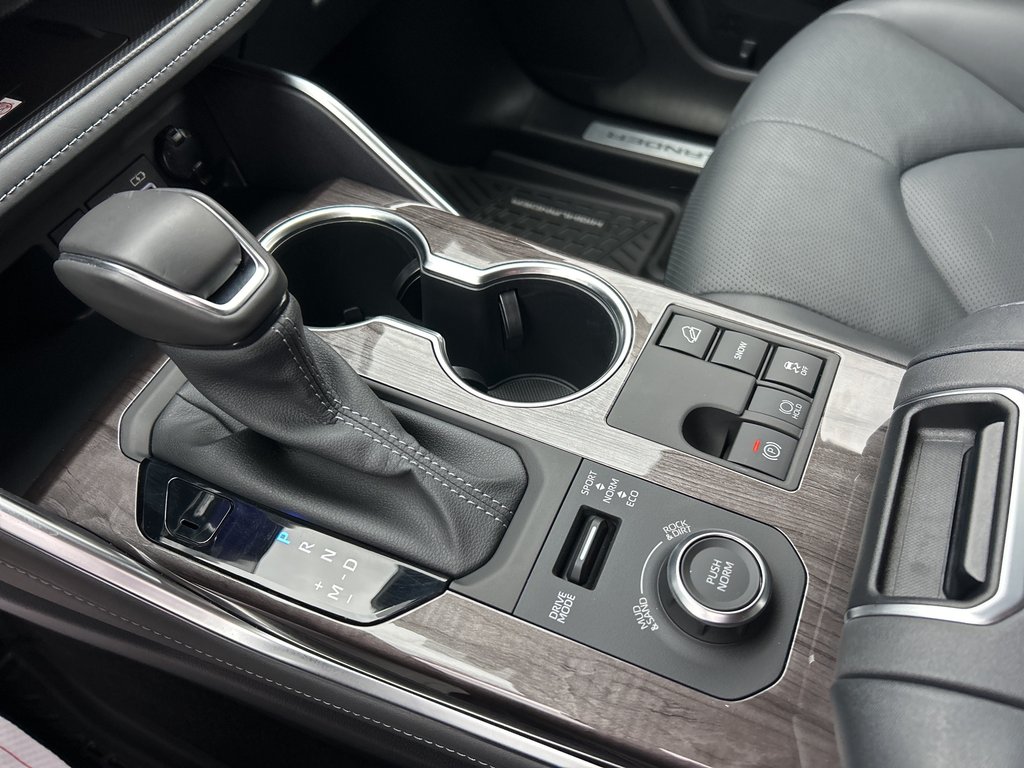 2024 Toyota Highlander Limited in Niagara Falls, Ontario - 13 - w1024h768px