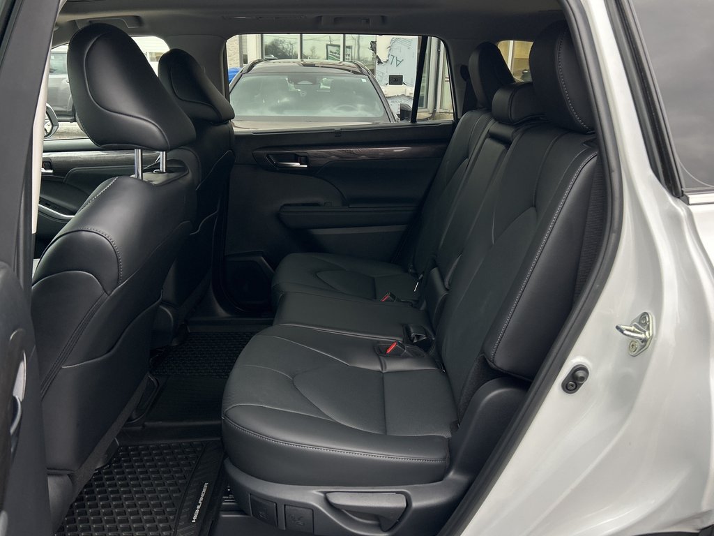 2024 Toyota Highlander Limited in Niagara Falls, Ontario - 10 - w1024h768px