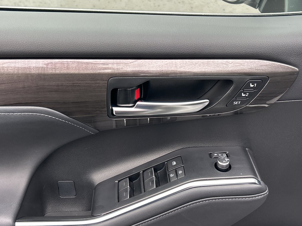 2024 Toyota Highlander Limited in Niagara Falls, Ontario - 7 - w1024h768px