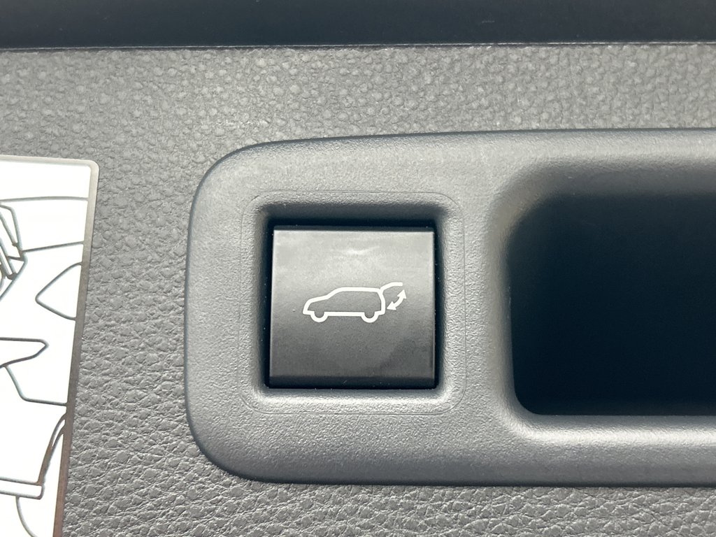 2024 Toyota Highlander Limited in Niagara Falls, Ontario - 6 - w1024h768px